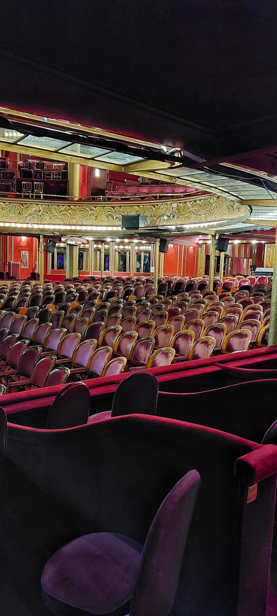 Vue intérieure de la salle de spectacle des Folies Bergère